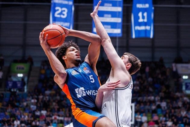 easycredit BBL, Frankfurt Skyliners BMA365 Bamberg Baskets, 08 03 2026 Jamie Edoka Frankfurt Skyliners, 5 with ball in the air against Finn Döntgens BMA365 Bamberg Baskets, 7 Game of easycredit BBL Frankfurt Skyliners BMA365 Bamberg Baskets on Matchday 23 of Season 25 26 at Süwag Energie ARENA on 08 03 2026 Copyright: xBEAUTIFULxSPORTS Hahnex