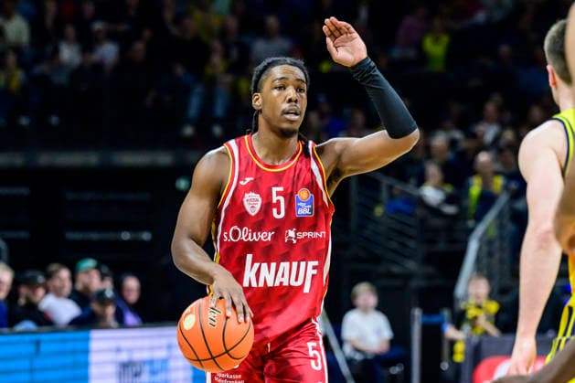 GER, Berlin, basketball, Alba Berlin vs Fitness First Wuerzburg Baskets, at the Max Schmeling Halle , BBL, pictured from left Marcus Carr Wuerzburg 05 , is looking for a play station fellow players, March 8, 2026 Copyright: HMBxMedia UwexKoch