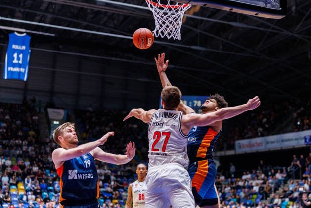 easycredit BBL, Frankfurt Skyliners BMA365 Bamberg Baskets, 08 03 2026 Jamie Edoka Frankfurt Skyliners, 5 with a lay-up against Moritz Krimmer BMA365 Bamberg Baskets, 27 Game of the easycredit BBL Frankfurt Skyliners BMA365 Bamberg Baskets on Matchday 23 of Season 25 26 at Süwag Energie ARENA on 08 03 2026 Copyright: xBEAUTIFULxSPORTS Hahnex