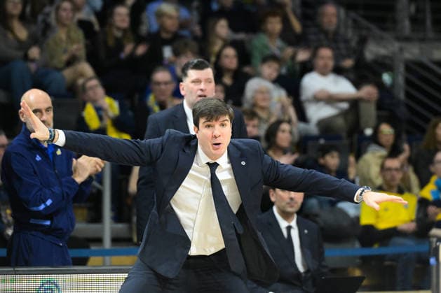 08 03 2026, xlakx, Basketball easyCredit BBL Bundesliga, Alba Berlin Fitness First Würzburg Baskets v l Pedro Calles Alba Berlin coach gives instructions, gesticulates with his arms, gesticulate, gives instructions Berlin Daniel Lakomski
