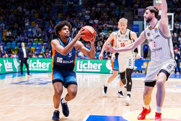 easycredit BBL, Frankfurt Skyliners BMA365 Bamberg Baskets, 08 03 2026 Jamie Edoka Frankfurt Skyliners, 5 with ball against Finn Döntgens BMA365 Bamberg Baskets, 7 Game of easycredit BBL Frankfurt Skyliners BMA365 Bamberg Baskets on Matchday 23 of Season 25 26 at Süwag Energie ARENA on 08 03 2026 Copyright: xBEAUTIFULxSPORTS Hahnex