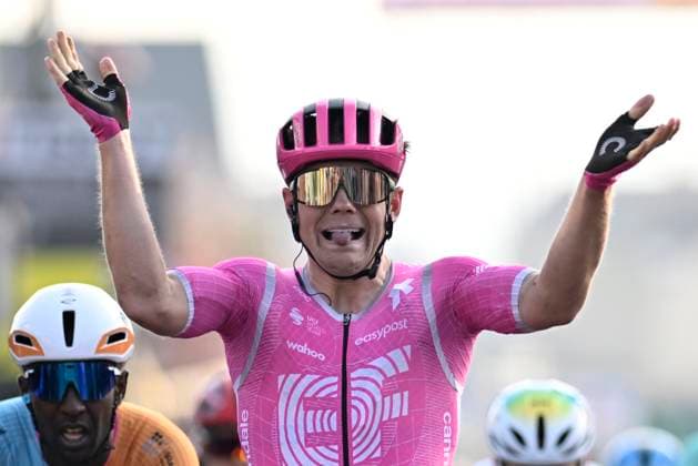 Paris Nice 2026 Stage 1 CARRIERES-SOUS-POISSY, FRANCE - MARCH 08 : Lamperti Luke (USA) of EF Education - Easypost wins the sprint, Girmay Biniam (ERI) of NSN Cycling Team during stage 1 of the 84th edition of Paris - Nice an UCI World Tour 2.UWT cycling road race stage for Men Elite of 171.2 km with start in Acheres and finish in Carrieres-sous-Poissy on March 8, 2026 in Carrieres-sous-Poissy, France, 08 03 2026 ( Motordriver Guy De Vuyst - Carrieres-sous-Poissy France  Copyright: xNicoxVereeckenx