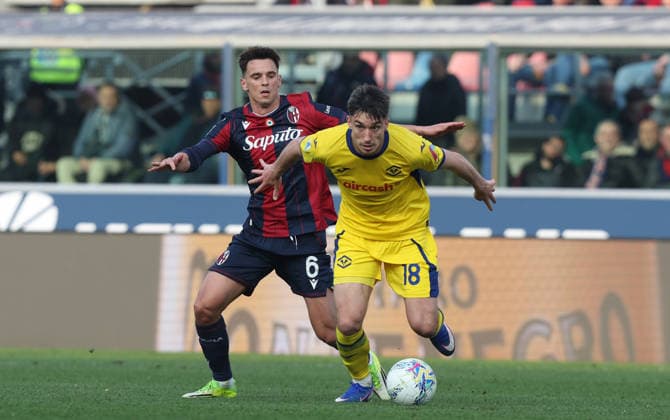 Verona™s Kieron Bowie fight for the ball with Bologna™s Nicola Moro during the Serie A soccer match between Bologna and Verona at the Renato Dall™Ara Stadium in Bologna - Sunday, March 8, 2026. - Soccer .  Copyright: xGiannixSantandrea LaPressex