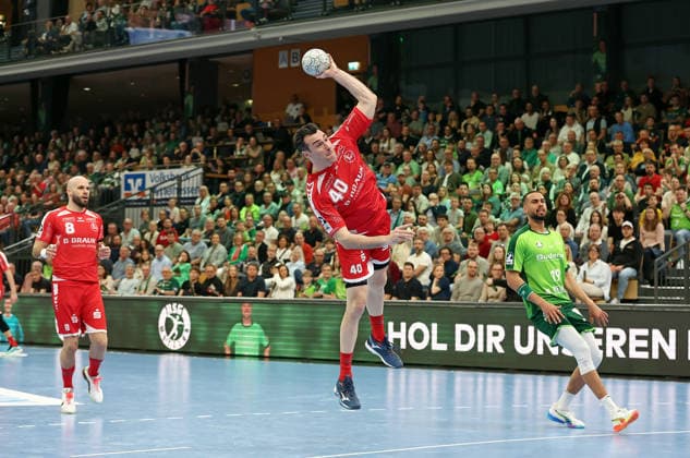 08 03 2026, xovx, Handball Daikin Handball Bundesliga, HSG Wetzlar MT Melsungen v l Adrian Sipos MT Melsungen , Isaias Guardiola Villaplana MT Melsungen m Philipp Ahouansou HSG Wetzlar Wetzlar Buderus Arena Hessen Germany EN