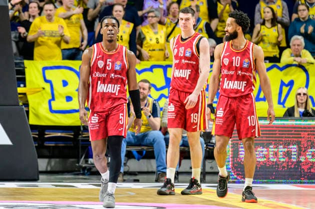 GER, Berlin, basketball, Alba Berlin vs Fitness First Wuerzburg Baskets, at the Max Schmeling Halle , BBL, pictured from left Marcus Carr Wuerzburg 05 , Christian Skladanowski Wuerzburg 19 , Davion Mintz Wuerzburg 10 , get lucky, show at the scoreboard, March 8, 2026 Copyright: HMBxMedia UwexKoch