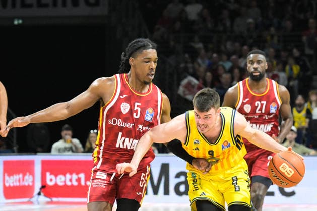 08 03 2026, xlakx, Basketball easyCredit BBL Bundesliga, Alba Berlin Fitness First Würzburg Baskets v l Marcus Carr Würzburg Baskets , Jonas Mattisseck Alba Berlin duel, duel, fight, tackle Berlin Daniel Lakomski