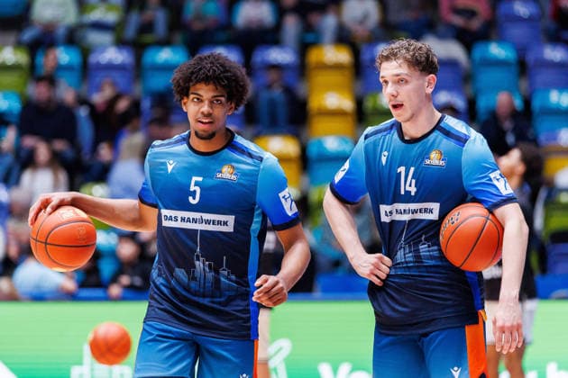 easycredit BBL, Frankfurt Skyliners BMA365 Bamberg Baskets, 08 03 2026 Jamie Edoka Frankfurt Skyliners, 5 and Ivan Crnjac Frankfurt Skyliners, 14 at the warm-up game of the easycredit BBL Frankfurt Skyliners BMA365 Bamberg Baskets on matchday 23 of the 25 26 season in the Süwag Energie ARENA on 08 03 2026 Copyright: xBEAUTIFULxSPORTS Hahnex