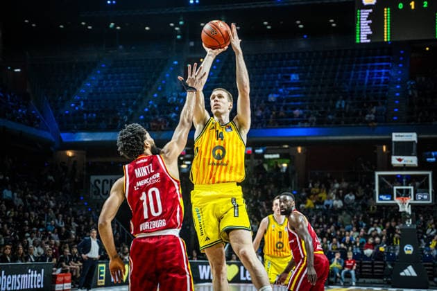 Basketball Berlin 08 03 2026 Season 2025 2026 EasyCredit BBL 1 Bundesliga Men, Men Alba Berlin Fitness First Würzburg Baskets Martynas Echodas Alba Berlin, No 14 Davion Mintz Würzburg, No 10