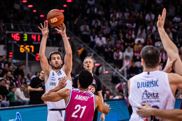 easyCredit Basketball Bundesliga, Telekom Baskets Bonn vs Syntainics MBC, 08 03 2026 Spencer Reaves Syntainics MBC 31 with the pass to Nemanja Djurisic Syntainics MBC 42 easyCredit Basketball Bundesliga, Telekom Baskets Bonn vs Syntainics MBC, 08 03 2026, Telekom Dome Bonn Copyright: xBEAUTIFULxSPORTS Derixx