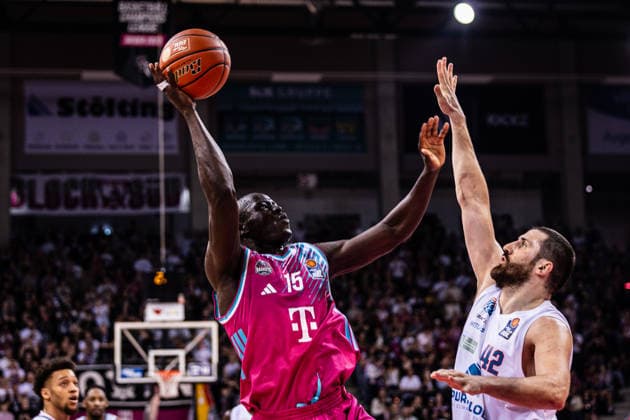 easyCredit Basketball Bundesliga, Telekom Baskets Bonn vs Syntainics MBC, 08 03 2026 Kur Jongkuch Telekom Baskets Bonn 15 vs Nemanja Djurisic Syntainics MBC 42 easyCredit Basketball Bundesliga, Telekom Baskets Bonn vs Syntainics MBC, 08 03 2026, Telekom Dome Bonn Copyright: xBEAUTIFULxSPORTS Derixx