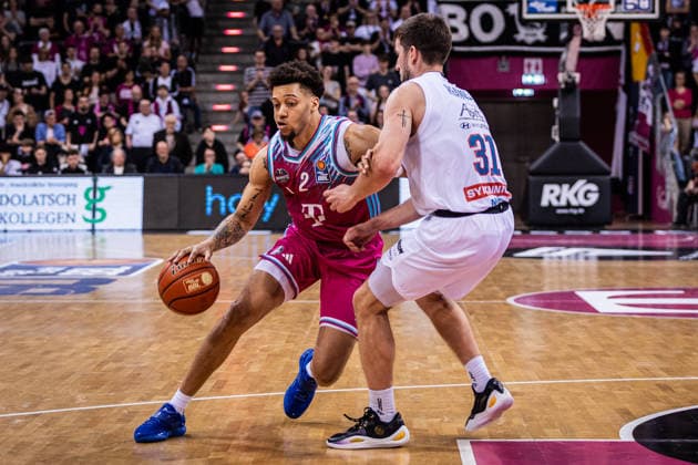 easyCredit Basketball Bundesliga, Telekom Baskets Bonn vs Syntainics MBC, 08 03 2026 Alijah Comithier Telekom Baskets Bonn 2 vs Spencer Reaves Syntainics MBC 31 easyCredit Basketball Bundesliga, Telekom Baskets Bonn vs Syntainics MBC, 08 03 2026, Telekom Dome Bonn Copyright: xBEAUTIFULxSPORTS Derixx