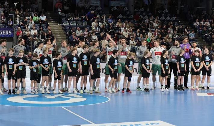 08 03 2026 Handball 1 Bundesliga DAIKIN HBL Season 2025 2026 24 Matchday HC Erlangen Metropolregion Nuremberg HCE GWD Minden DaMa xdaxmax Team Team of GWD Minden welcomes the spectators audience fans
