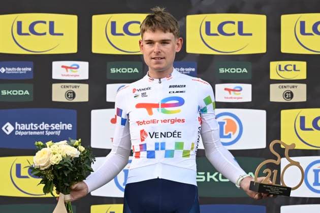 Paris Nice 2026 Stage 1 CARRIERES-SOUS-POISSY, FRANCE - MARCH 08 : Le Berre Mathis (FRA) of TotalEnergies pictured with the CENTURY 21 combativity prize during the podium ceremony of stage 1 of the 84th edition of Paris - Nice an UCI World Tour 2.UWT cycling road race stage for Men Elite of 171.2 km with start in Acheres and finish in Carrieres-sous-Poissy on March 8, 2026 in Carrieres-sous-Poissy, France, 08 03 2026 ( Motordriver Guy De Vuyst - Carrieres-sous-Poissy France  Copyright: xNicoxVereeckenx