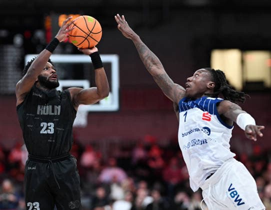 08 03 2026, xophax, Köln , Cologne , Motorworld Basketball Pro A Rheinstars vs VFL Bochum Michel Jordan Miller Rheinstars , left Antonio Deshon Williams , right Bochum Köln