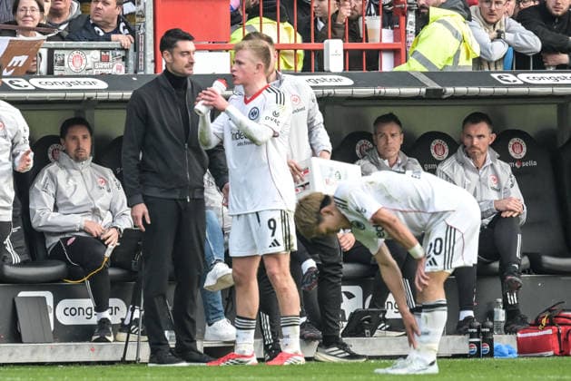 Jonathan Burkardt (Eintracht Frankfurt 9) bei Cheftrainer Albert Riera (Eintracht Frankfurt), FC St Pauli - Eintracht Frankfurt, Fussball, Bundesliga, DFL, 08.03.2026 DFB regulations prohibit any use of photographs as image sequences and or quasi-video Hamburg St Pauli Deutschland *** Jonathan Burkardt Eintracht Frankfurt 9 at head coach Albert Riera Eintracht Frankfurt , FC St Pauli Eintracht Frankfurt, Football, Bundesliga, DFL, 08 03 2026 DFB regulations prohibit any use of photographs as image sequences and or quasi video Hamburg St Pauli Germany Copyright: xkolbert-press BurghardxSchreyerx