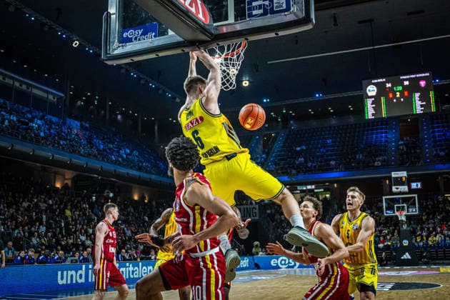 Basketball Berlin 08 03 2026 Season 2025 2026 EasyCredit BBL 1 Bundesliga Men, Men Alba Berlin Fitness First Würzburg Baskets Malte Delow Alba Berlin, No 06 Davion Mintz Würzburg, No 10