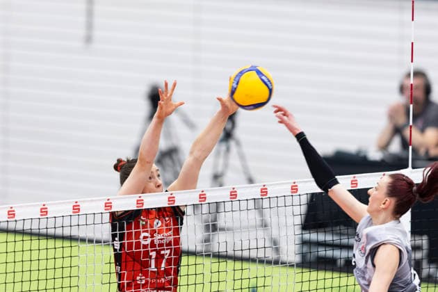 1 Volleyball Bundesliga Women Schwarz Weiss Erfurt vs Dresdner SC Erfurt 08 03 2026 Lorena Lorber Fijok 17 Dresdner SC vs Isabel KovaÄiÄ‡ 11 Schwarz Weiss Erfurt 1 Volleyball Bundesliga Women Schwarz Weiss Erfurt vs Dresdner SC Riethsporthalle Erfurt 08 03 2026 Copyright: xBEAUTIFULxSPORTS Duehringx