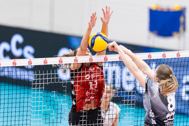 1 Volleyball Bundesliga Women Schwarz Weiss Erfurt vs Dresdner SC Erfurt 08 03 2026 Amanda Siksna 11 Dresdner SC vs Rosalie Tetzel 8 Schwarz Weiss Erfurt 1 Volleyball Bundesliga Women Schwarz Weiss Erfurt vs Dresdner SC Riethsporthalle Erfurt 08 03 2026 Copyright: xBEAUTIFULxSPORTS Duehringx