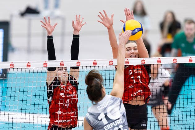 1 Volleyball Bundesliga Women Schwarz Weiss Erfurt vs Dresdner SC Erfurt 08 03 2026 Emma Grome 4 Dresdner SC left and Amanda Siksna 11 Dresdner SC right against Kinga Szücs 10 Schwarz Weiss Erfurt 1 Volleyball Bundesliga Women Schwarz Weiss Erfurt vs Dresdner SC Riethsporthalle Erfurt 08 03 2026 Copyright: xBEAUTIFULxSPORTS Duehringx