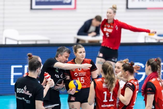 1 Volleyball Bundesliga Women Schwarz Weiss Erfurt vs Dresdner SC Erfurt 08 03 2026 Alexander Waibl Traine Dresdner SC and Marta KameÌ lija Levinska 15 Dresdner SC 1 Volleyball Bundesliga Women Schwarz Weiss Erfurt vs Dresdner SC Riethsporthalle Erfurt 08 03 2026 Copyright: xBEAUTIFULxSPORTS Duehringx