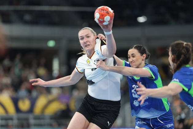 Germany Slovenia, European Womens Handball Championship Qualification Viola Leuchter Germany, 77 against Ivona Barukcic Slovenia, 25 European Womens Handball Championship Qualification match between Germany and Slovenia on March 8 at the SNP dome Heidelberg , Heidelberg Baden Württemberg Germany SNP dome
