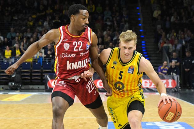 08 03 2026, xlakx, Basketball easyCredit BBL Bundesliga, Alba Berlin Fitness First Würzburg Baskets v l Johnathan Stove Würzburg Baskets , Sam Griesel Alba Berlin duel, duel, fight, tackle Berlin Daniel Lakomski