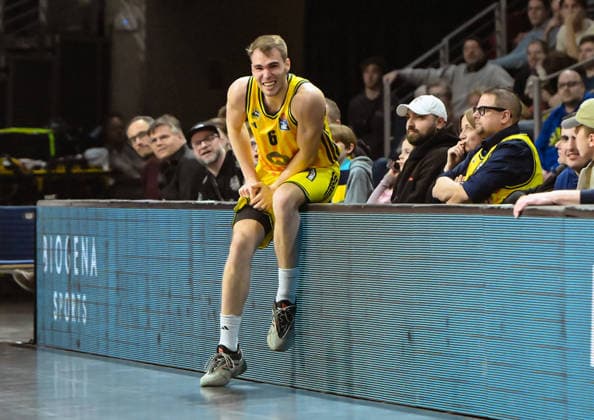 08 03 2026, xlakx, Basketball easyCredit BBL Bundesliga, Alba Berlin Fitness First Würzburg Baskets v l Malte Delow Alba Berlin verletzt, Verletzung, injury, injured an der Bande Berlin Daniel Lakomski