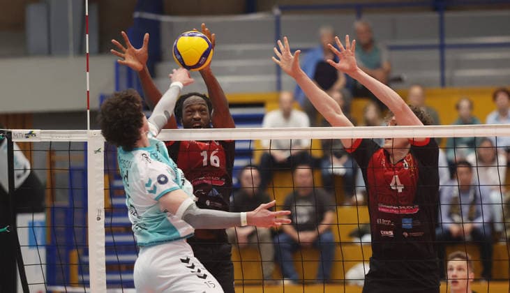 Ludwigsburg , 1 Bundesliga Volleyball Barock Volleys MTV Ludwigsburg vs SWD powervolleys Düren , from left Zachary Hutcheson Düren Nyherowo Omene Toni Saarinen Ludwigsburg