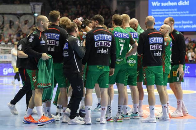 08 03 2026, xgox, Handball Daikin HBL SC Magdeburg TSV Hannover Burgdorf emspor, v l Magdeburg during time-out Magdeburg