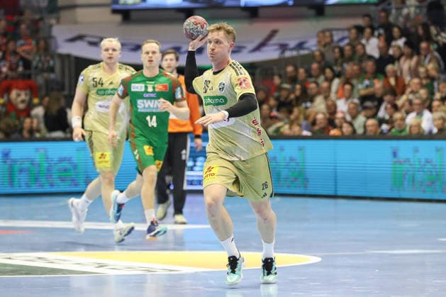 08 03 2026, xgox, Handball Daikin HBL SC Magdeburg TSV Hannover Burgdorf emspor, v l Jonathan Edvardsson Hannover, 26 on the ball, plays the ball Magdeburg