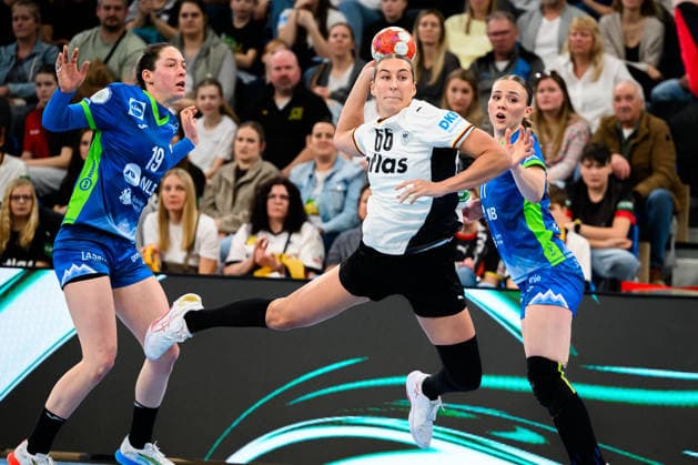 Handball, Womens European Championship Qualification, Germany Slovenia, 2nd round, Group 3, from left Spela Bajc Slovenia , Dana Bleckmann Germany , Ema Hrvatin Slovenia Heidelberg SNP Dome Baden Württemberg Germany