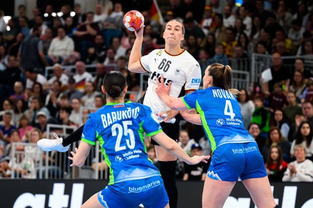 Handball, Womens European Championship Qualification, Germany Slovenia, 2nd round, Group 3, from left Ivona Barukcic Slovenia , Dana Bleckmann Germany , Erin Novak Slovenia Heidelberg SNP Dome Baden Württemberg Germany