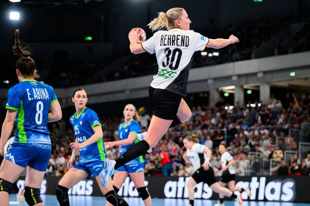 Handball, Womens European Championship Qualification, Germany Slovenia, 2nd round, Group 3, from left Ema Abina Slovenia , Jenny Behrend Germany Heidelberg SNP Dome Baden Württemberg Germany
