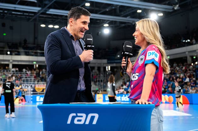 Handball, Womens European Championship qualification, Germany Slovenia, 2nd round, Group 3, from left DHB Board Member for Sport Ingo Meckes, presenter Andrea Kaiser, Pro7Maxx, Ran Heidelberg SNP Dome Baden Württemberg Germany