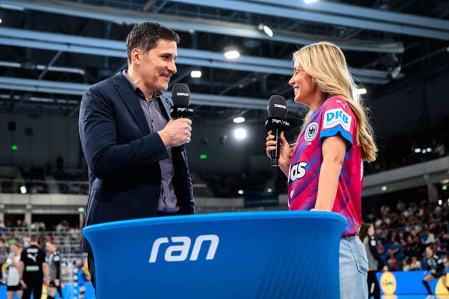 Handball, Womens European Championship qualification, Germany Slovenia, 2nd round, Group 3, from left DHB Director of Sport Ingo Meckes, presenter Andrea Kaiser Heidelberg SNP Dome Baden Württemberg Germany