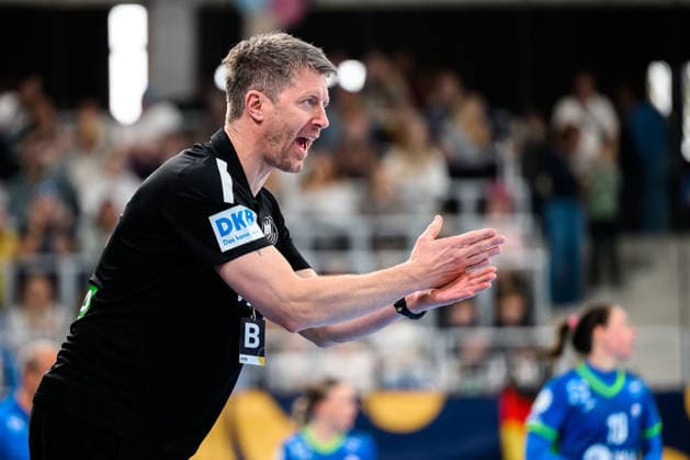 Handball, Women European Championship Qualification, Germany Slovenia, 2nd round, Group 3, Coach Markus Gaugisch Germany gestures gestures gestures Heidelberg SNP Dome Baden Württemberg Germany