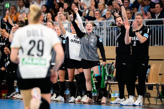 Handball, Women European Championship Qualification, Germany Slovenia, 2nd Round, Group 3, Dana Bleckmann Germany , Nina Engel Germany , Co Coach Frederick Griesbach Germany cheer Antje Döll Doell Germany to Heidelberg SNP Dome Baden Württemberg Germany