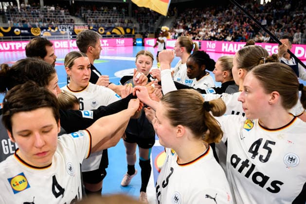 Handball, Womens European Championship Qualification, Germany Slovenia, 2nd round, Group 3, Hands, Group photo in the Heidelberg SNP Dome Baden Württemberg Germany