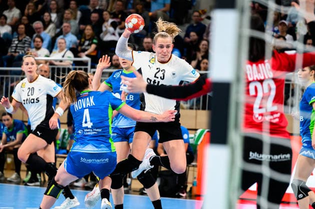 Handball, Women European Championship Qualification, Germany Slovenia, 2nd round, Group 3, from left Erin Novak Slovenia , Annika Lott Germany , Goalkeeper Dijana Dajic Slovenia Heidelberg SNP Dome Baden Württemberg Germany