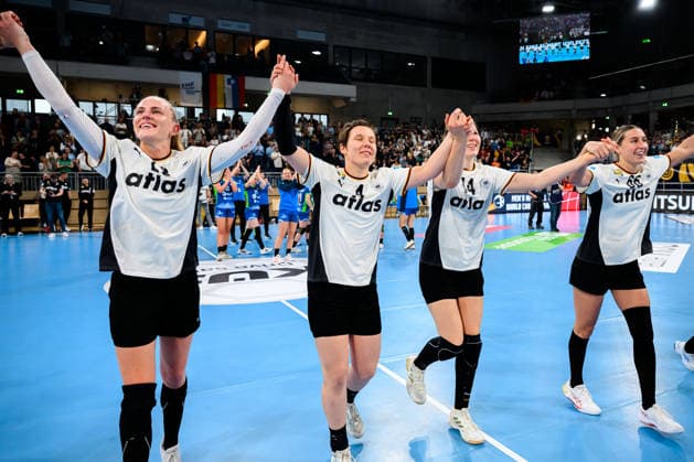 Handball, Women European Championship Qualification, Germany Slovenia, 2nd Round, Group 3, from left Matthes Langhoff Germany , Alina Grijseels Germany , Marie Steffen Germany , Dana Bleckmann Germany Final Cheers Final Cheers Emotion Joy Heidelberg SNP Dome Baden Württemberg Germany