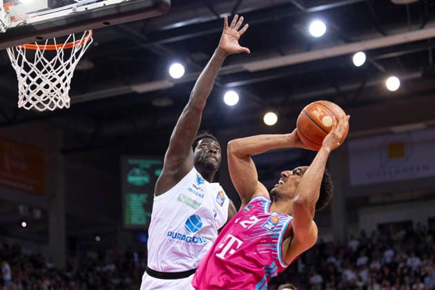 Joel AMINU BON 21, right on the ball in a duel against Khyri THOMAS MBC 0, left , under the basket, action final score 88 72, Basketball 1 Bundesliga Telekom Baskets Bonn SYNTAINICS MBC BON vs MBC Main Round 23 Matchday, in T E L E C O M D O M E, on 08 03 2026, Â