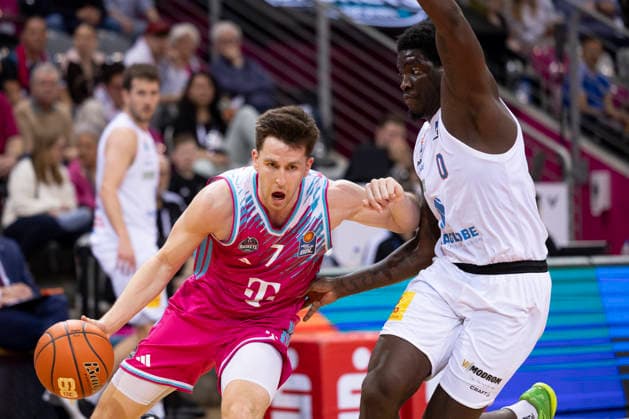Grayson MURPHY BON 7, left on the ball in a duel against Khyri THOMAS MBC 0, right , action final score 88 72, Basketball 1 Bundesliga Telekom Baskets Bonn SYNTAINICS MBC BON vs MBC Main Round 23 Matchday, in T E L E C O M D O M E, on 08 03 2026, Â