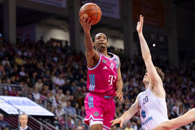 Jalen FINCH BON 0, left on the ball in a duel against Perttu BLOMGREN MBC 20, right , action final score 88 72, Basketball 1 Bundesliga Telekom Baskets Bonn SYNTAINICS MBC BON vs MBC Main Round 23 Matchday, in T E L E C O M D O M E, on 08 03 2026, Â