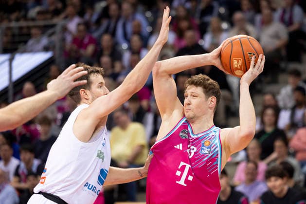 Patrick HECKMANN BON 33, right on the ball in a duel against Spencer REAVES MBC 31, left , action final score 88 72, Basketball 1 Bundesliga Telekom Baskets Bonn SYNTAINICS MBC BON vs MBC Main Round 23 Matchday, in T E L E C O M D O M E, on 08 03 2026,