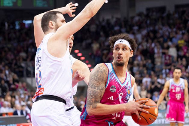 Michael KESSENS BON 6, right on the ball in a duel Djurisic NEMANJA MBC 42, left , under the basket, action final score 88 72, Basketball 1 Bundesliga Telekom Baskets Bonn SYNTAINICS MBC BON vs MBC Main Round 23 Matchday, in T E L E C O M D O M E, on 08 03 2026, Â