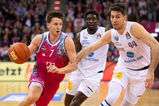 Grayson MURPHY BON 7, left on the ball in a duel against Jure PLANINIC MBC 44, right , action final score 88 72, Basketball 1 Bundesliga Telekom Baskets Bonn SYNTAINICS MBC BON vs MBC Main Round 23 Matchday, in T E L E C O M D O M E, on 08 03 2026,