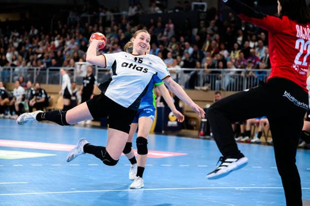 Handball, Womens European Championship Qualification, Germany Slovenia, 2nd round, Group 3, Jolina Huhnstock Germany , Goalkeeper Dijana Dajic Slovenia Heidelberg SNP Dome Baden Württemberg Germany