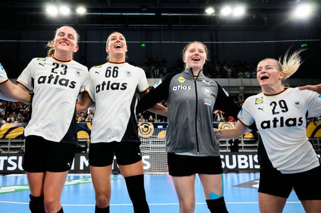 Handball, Women European Championship Qualification, Germany Slovenia, 2nd Round, Group 3, from left Annika Lott Germany , Dana Bleckmann Germany , Nina Engel Germany , Antje Döll Doell Germany Final Cheer Final Cheer Emotion Joy Heidelberg SNP Dome Baden Württemberg Germany