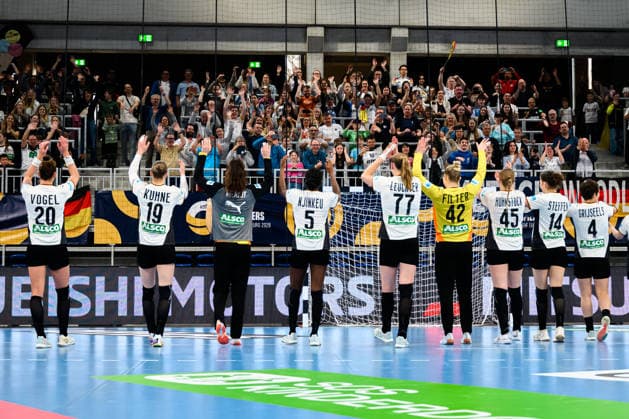 Handball, Women European Championship Qualification, Germany Slovenia, 2nd Round, Group 3, Final Cheers Final Cheers Emotion Joy Heidelberg SNP Dome Baden Württemberg Germany
