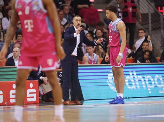 Coach Marko Stankovic, Alijah Comithier Telekom Baskets Bonn vs SYNTAINICS MBC 23 Speiltag Saison 2025 26